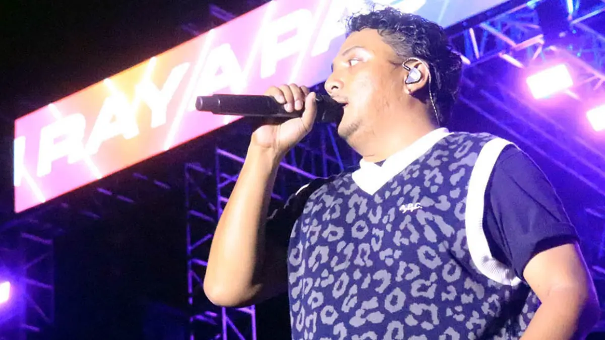 IDOLA : Penyanyi Sal Priadi saat membawakan lagu andalannya.