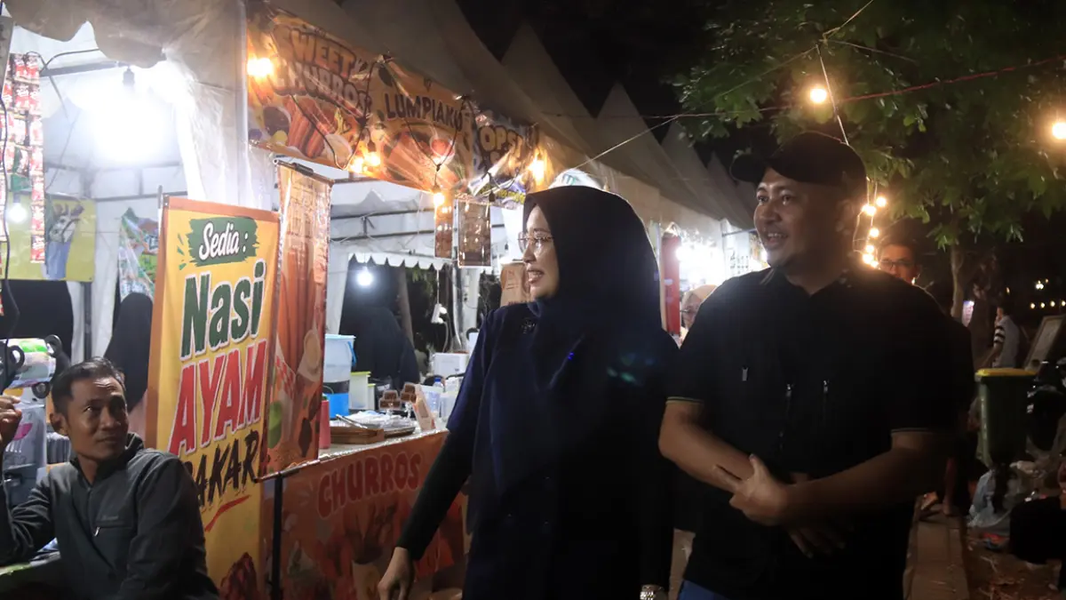 KUNJUNGI : Bupati Rusdi Sutejo didampingi sang istri, Mela Rusdi berjalan bersama menyusuri stan-stan.