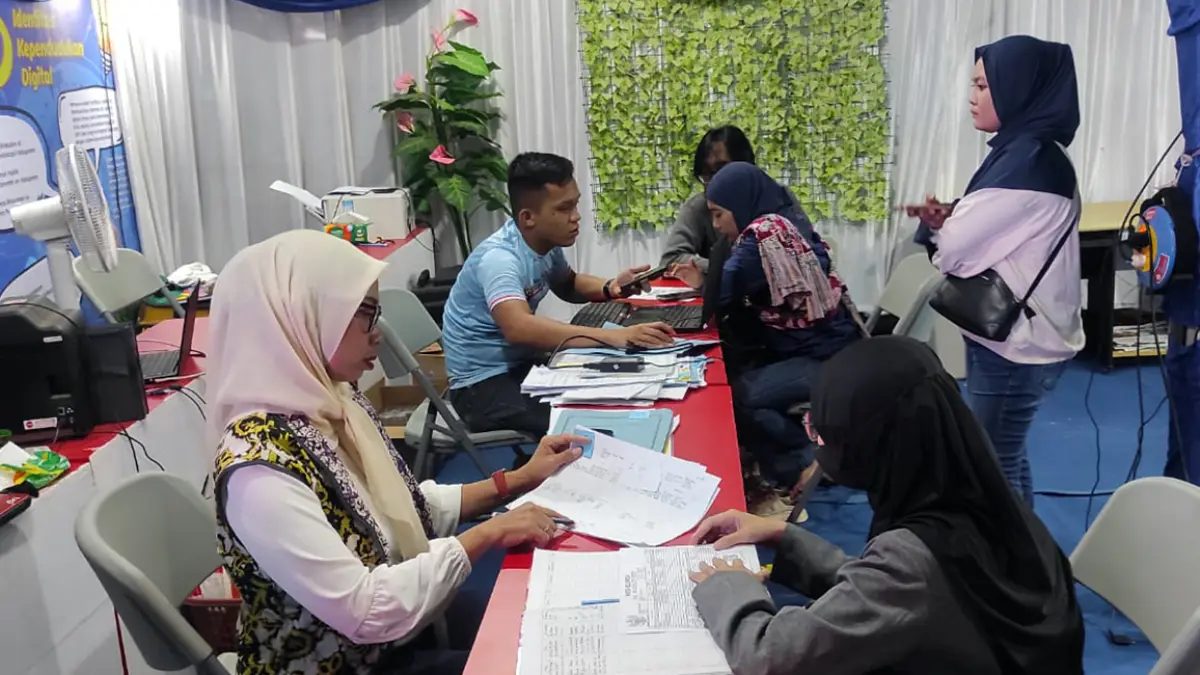 LAYANAN PUBLIK : Stan milik Dinas Kependudukan dan Catatan Sipil membuka layanan kependudukan bagi masyarakat.