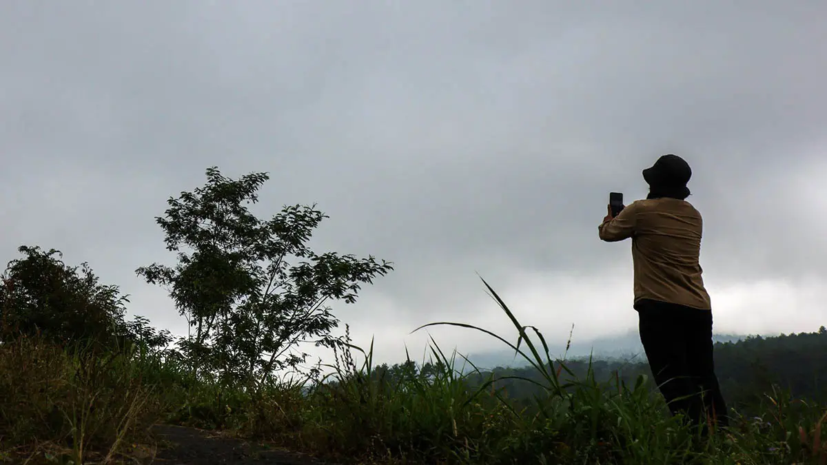 BERAWAN: Kondisi langit berawan menyelimuti salah satu sudut wilayah Pasuruan. (Mokhamad Zubaidillah/Radar Bromo)