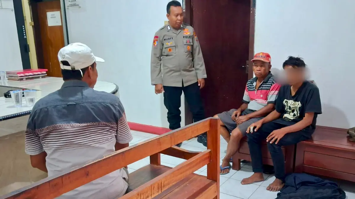 EVAKUASI: Petugas&nbsp;mengamankan ZN&nbsp;asal Kecamatan Krejengan,&nbsp;yang ketahuan mencuri motor. (DOK. JAWA POS RADAR BROMO)