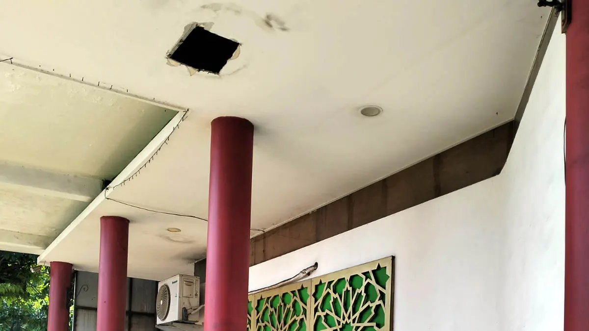 JEBOL: Plafon di bagian luar Museum Cunggrang yang jebol. Saat ini, pengajuan perbaikan tengah dilakukan. (Rizal Syatori/Radar Bromo)