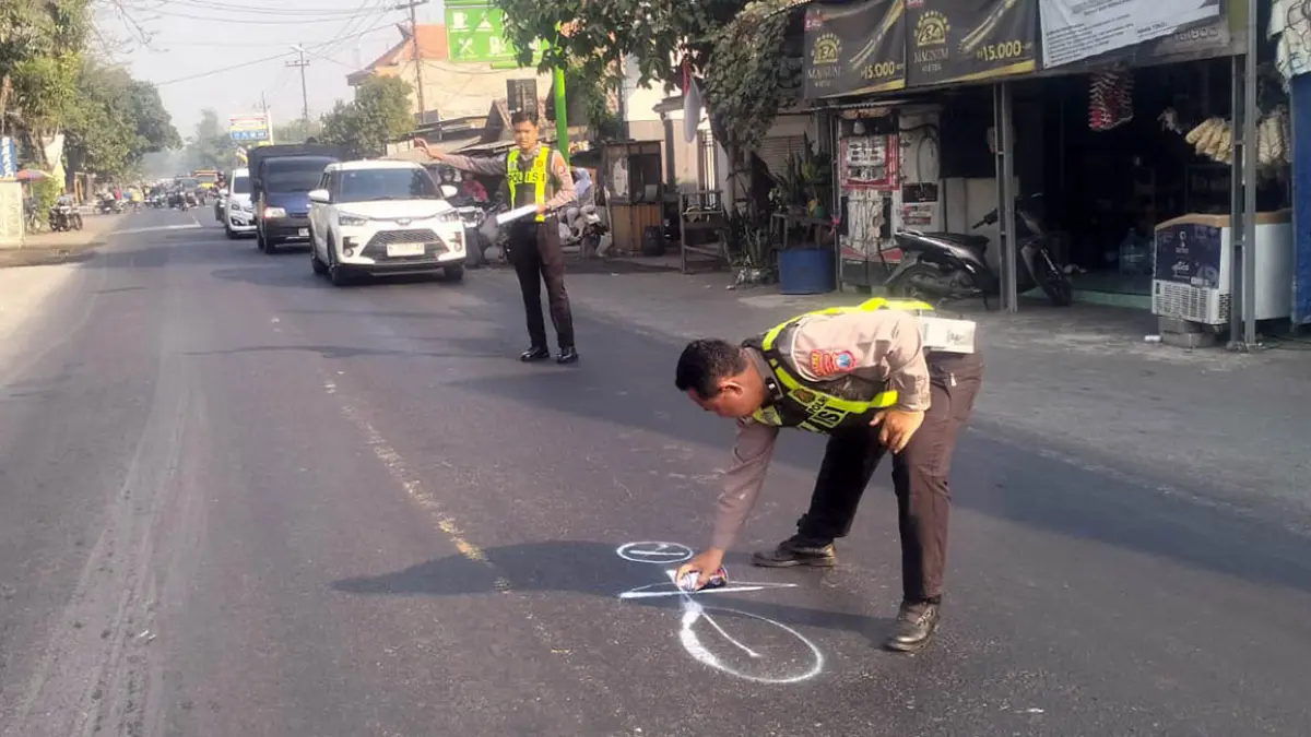 KECELAKAAN MAUT: Petugas saat melakukan olah TKP kecelakaan maut Honda Vario vs Supra di jalan raya Gempol, Kabupaten Pasuruan.