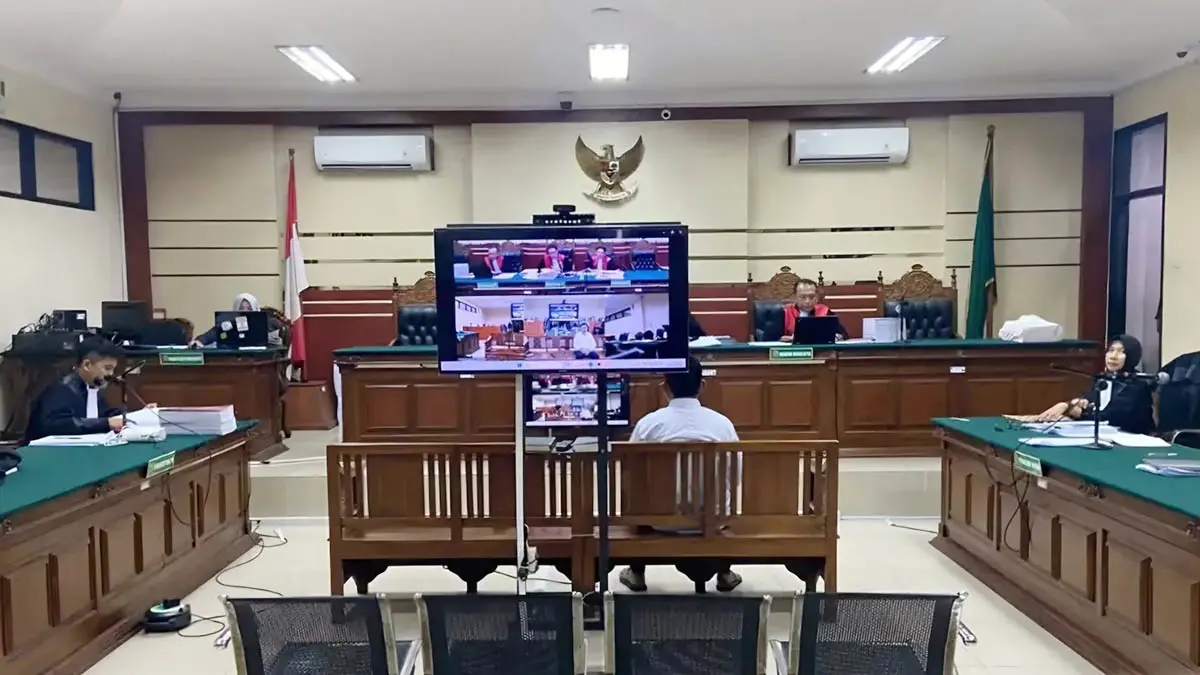 MEJA HIJAU: Persidangan kasus dugaan makelar kasus program PKBM Kabupaten Pasuruan yang menjerat Rofii di Pengadilan Tipikor Jawa Timur. (Istimewa)