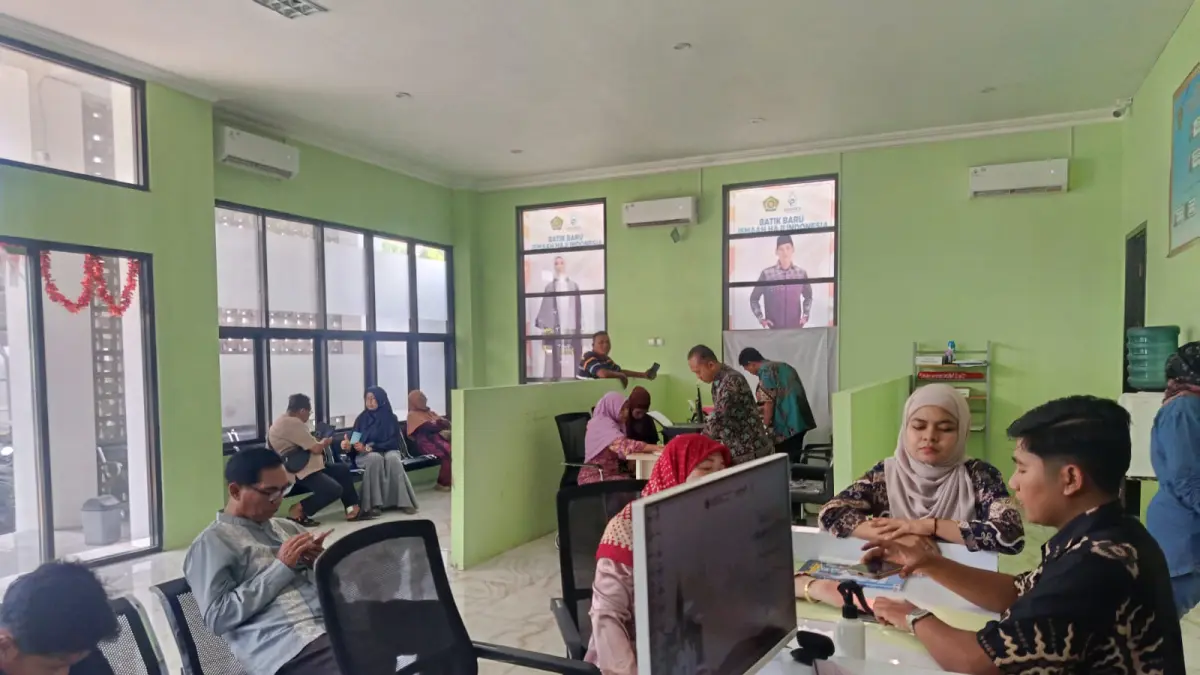 PELAYANAN: Seorang pegawai Kemenhaj Kota Probolinggo melayani sejumlah warga, Rabu (30/9). (ISTIMEWA)