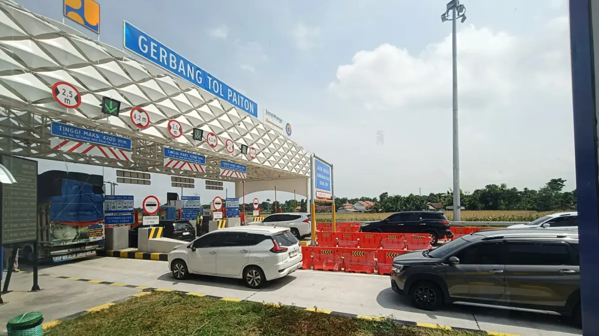PERDANA: Sejumlah pengendara mengantre di Tol Paiton, Kabupaten Probolinggo, yang mulai dioperasikan. (ISTIMEWA)