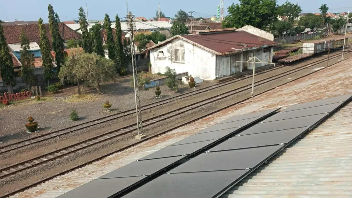 SUMBER LISTRIK: PT KAI Daop 9 Jember menerapkan efisiensi energi dengan memasang PLTS di atas Stasiun Probolinggo. (ISTIMEWA)