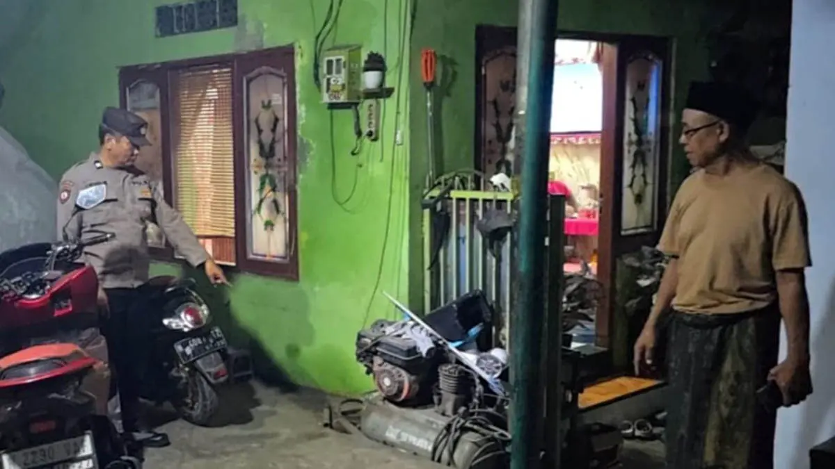 TUNJUKKAN: Petugas kepolisian saat menunjukkan lokasi motor korban yang hilang saat parkir. (Polres Pasuruan Kota for Radar Bromo)