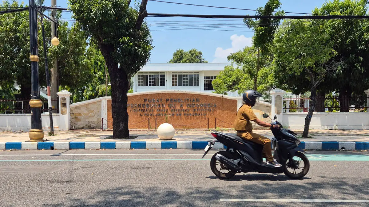 KAWASAN HERITAGE: Pengendara motor melintas di depan Gedung P3GI, salah satu aset cagar budaya ikonik di Kota Pasuruan. (Fahrizal Firmani/Radar Bromo)