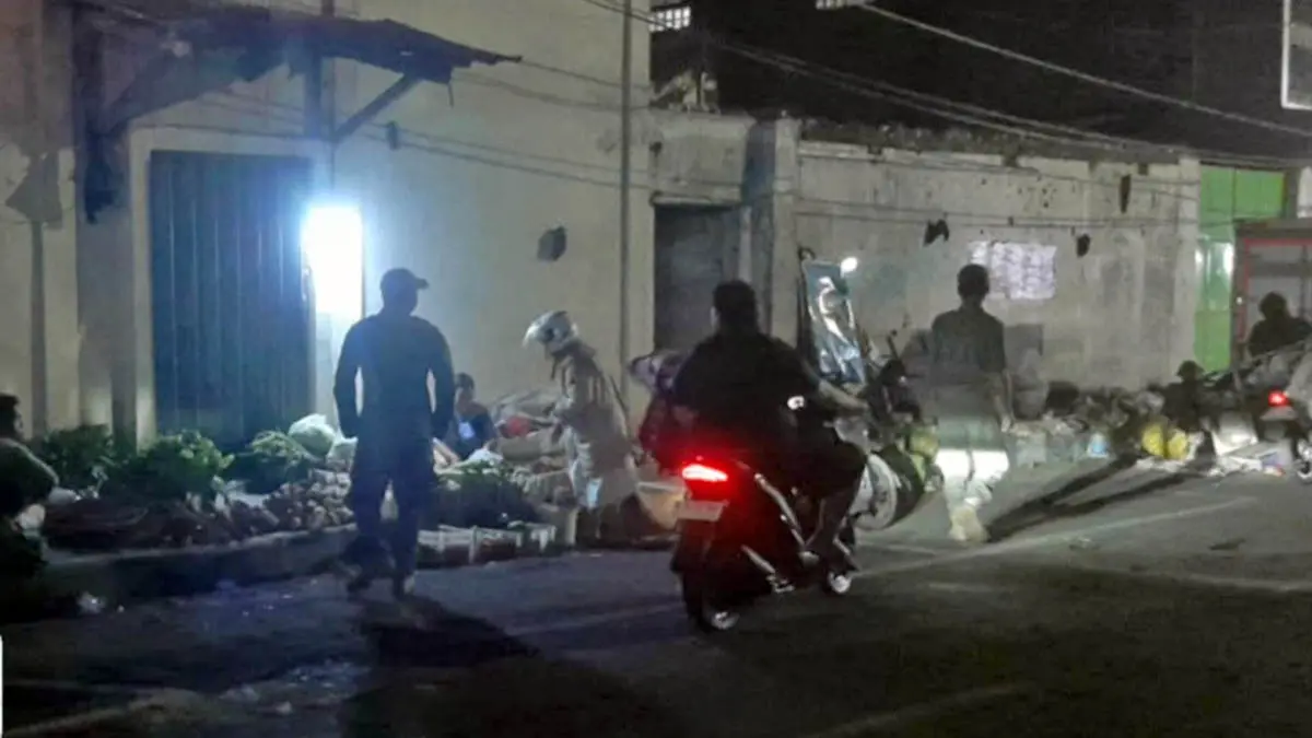 PANTAU: Petugas Satpol PP Kota Pasuruan saat melakukan penyisiran malam hari. (Satpol PP Kota Pasuruan for Radar Bromo)
