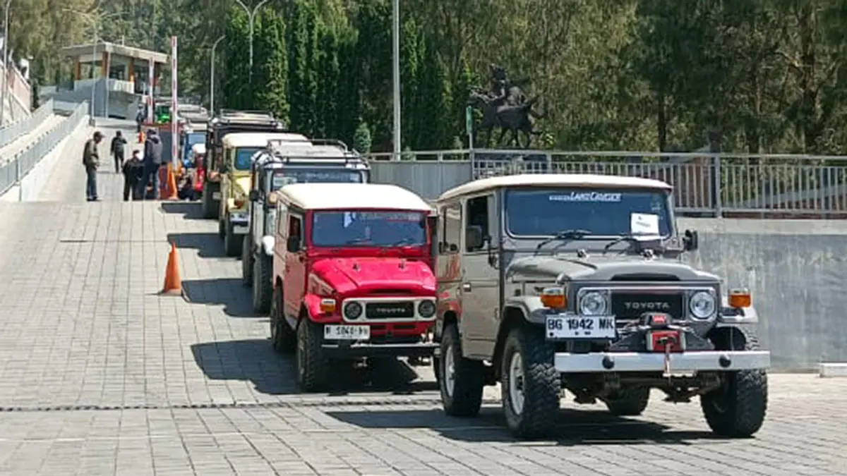 Sejumlah jip wisata Bromo mengikuti uji laik jalan di kawasan Gerbang Wisata Bromo.