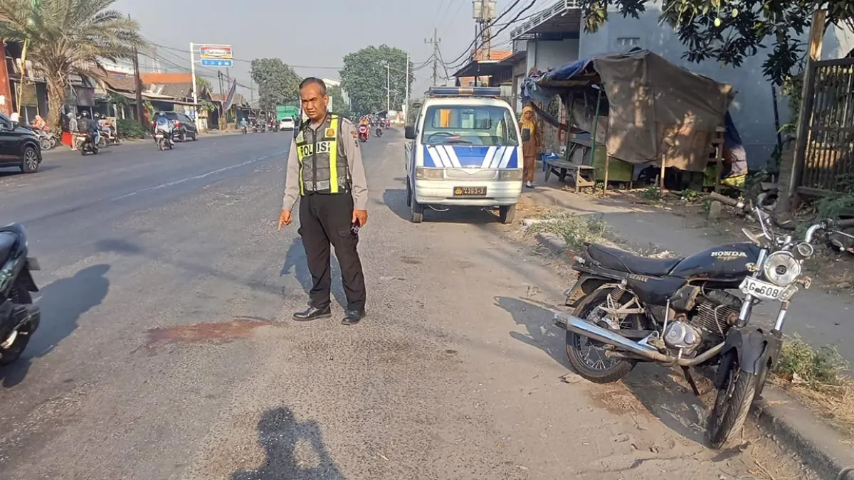 OLAH TKP: Petugas kepolisian saat melakukan olah TKP insiden kecelakaan maut.