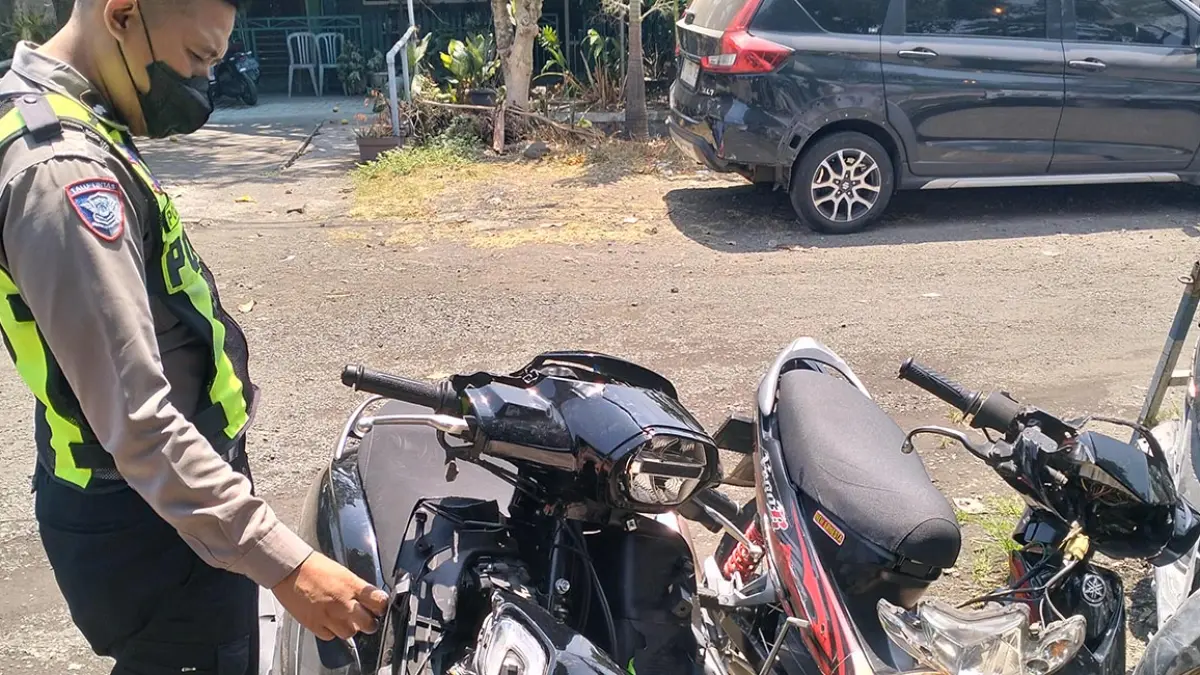 Dua motor yang terlibat tabrakan di Palembon, Prigen saat diamankan di Poslantas.