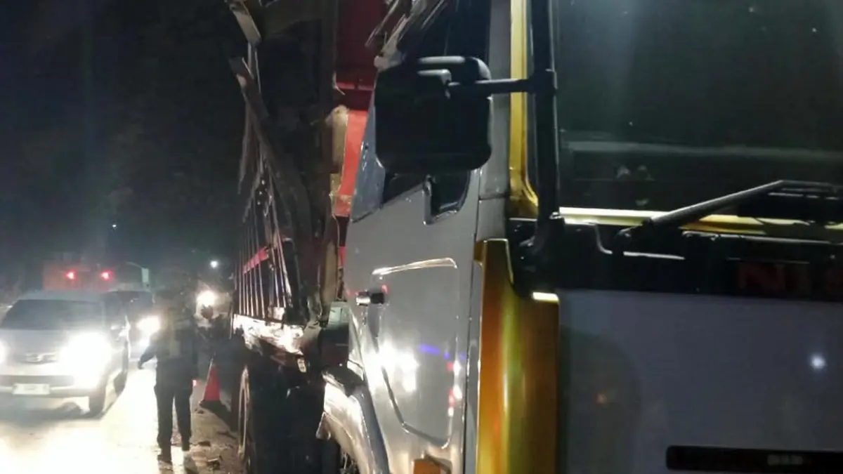 Truk yang terlibat kecelakaan di jalur pantura, kawasan Patal, Kecamatan Grati.