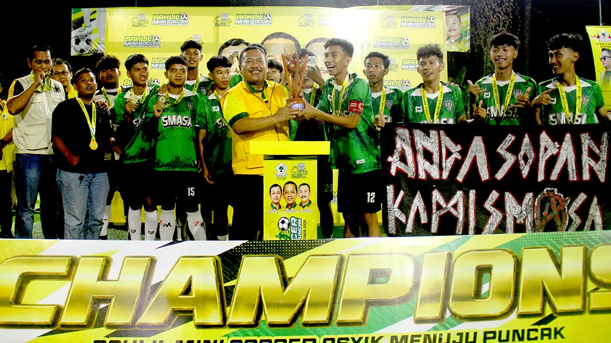 LOLOS GRAND FINAL: Tim SMAN 1 Situbondo saat menerima trofi dari ketua DPD Golkar Jatim Ali Mufti. (Edy Supriono/ Radar Situbondo)