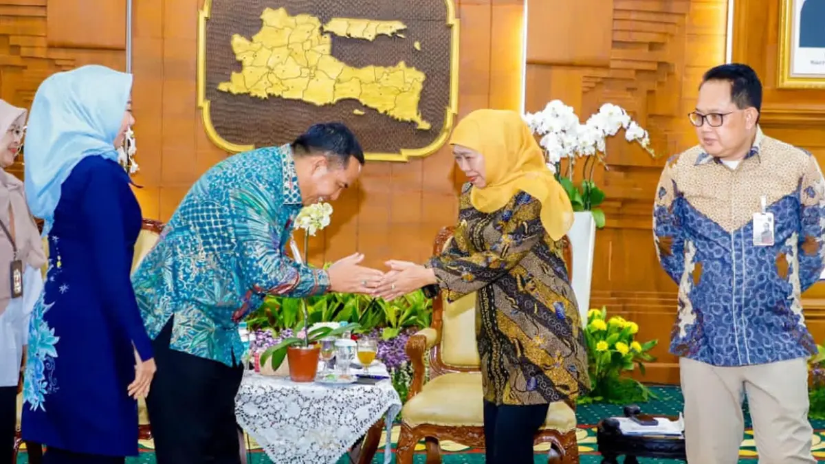 AUDIENSI: Wali Kota Probolinggo dr Aminuddin (kiri) saat bertemu dengan Gubernur Jatim Khofifah Indar Parawansa (kanan).