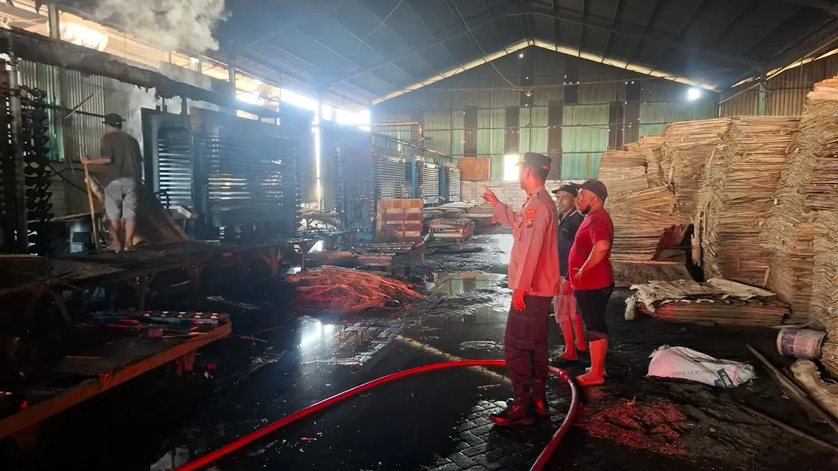 Kondisi bagian produksi PT Duta Mas Wonokoyo Beji, Pasuruan usai sempat terbakar.