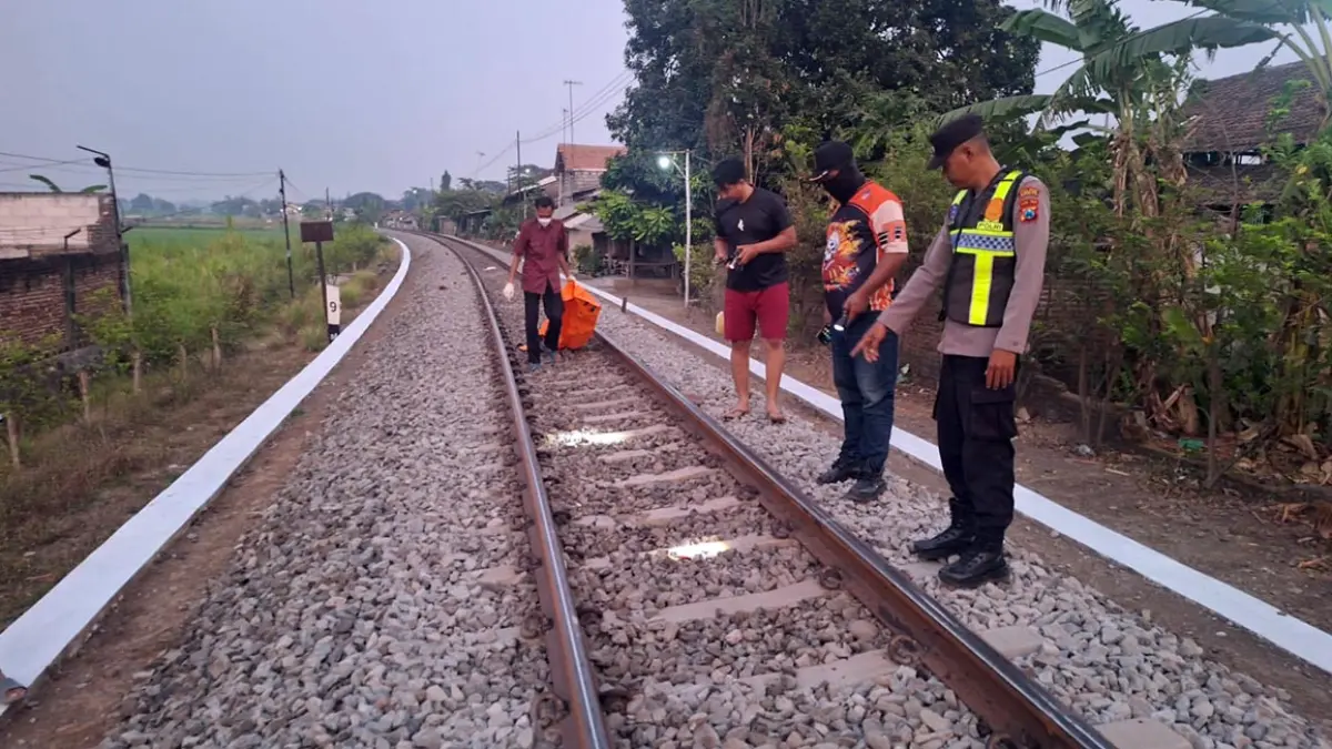 OLAH TKP: Petugas kepolisian saat melakukan olah TKP insiden memilukan, yang memicu tewasnya korban.