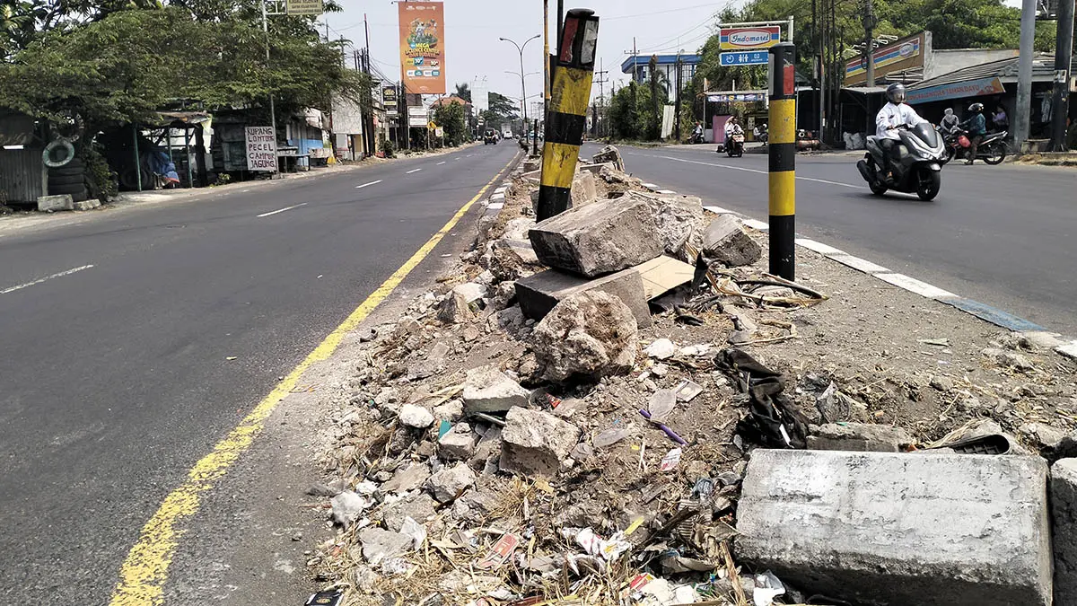 HANCUR: Salah satu titik median jalan di ruas Surabaya-Malang yang mengalami kerusakan. (Rizal Syatori/Radar Bromo)