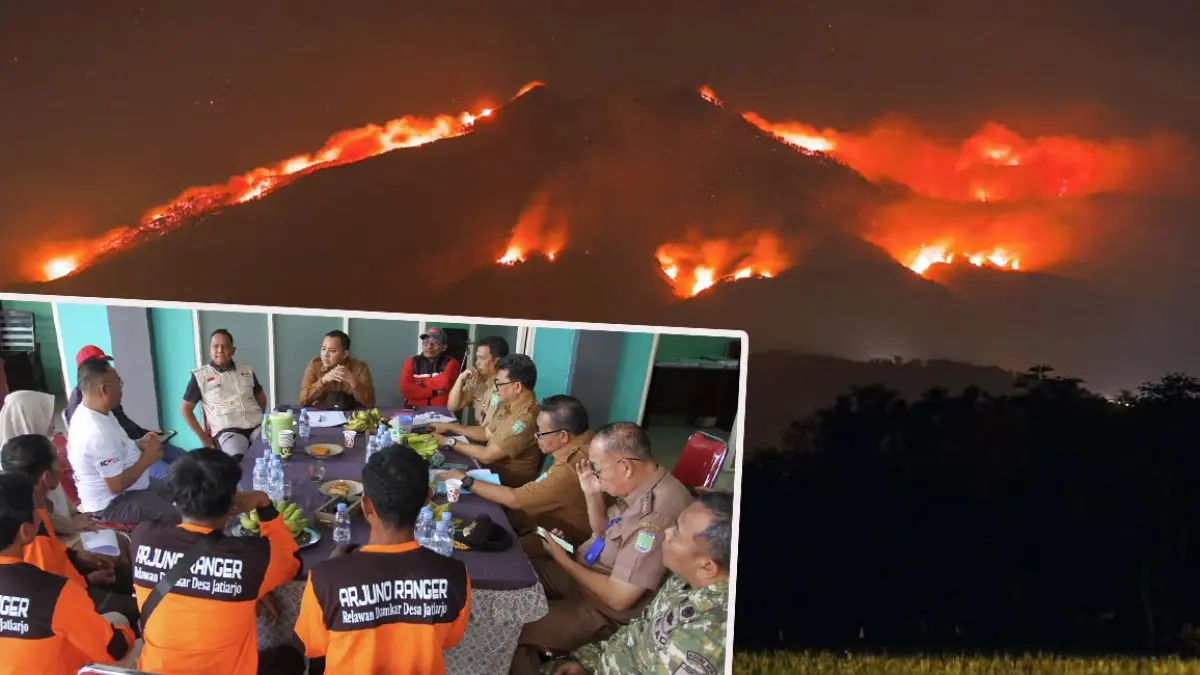 MASIH MEMBARA: Kobaran api di lereng Arjuno saat dipotret dari Prigen, Kabupaten Pasuruan, Senin dinihari (19/10). INset, Bupati Rusdi Sutejo memimpin langsung rakor penanganan karhutla Arjuno di Desa Jatiarjo, Prigen, Kabupaten Pasuruan. (Mokhamad Zubaidillah/ Radar Bromo)