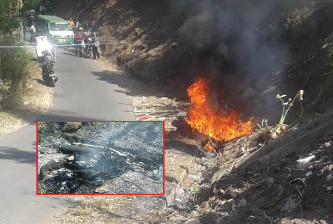 DIBAKAR: Motor Honda Revo milik pelaku dibakar massa hingga menyisakan rangka (inset).