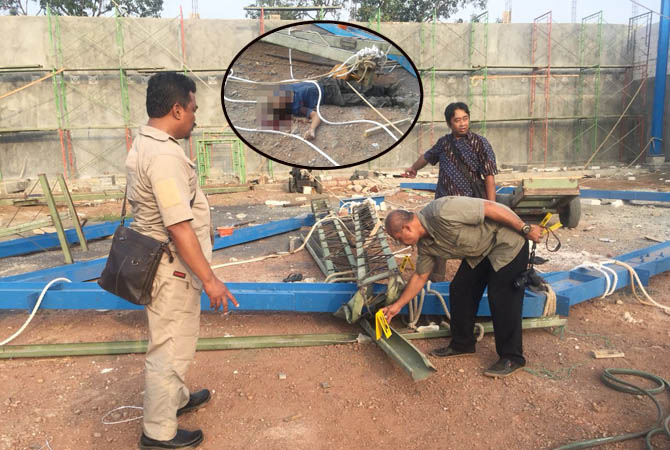 OLAH TKP: Tim Inafis Polresta Pasuruan mengidentifikasi lokasi kejadian di lokasi pembangunan pabrik Desa Tambakrejo. Korban Ponidi yang meregang nyawa. (Dok Jawa Pos Radar Bromo)