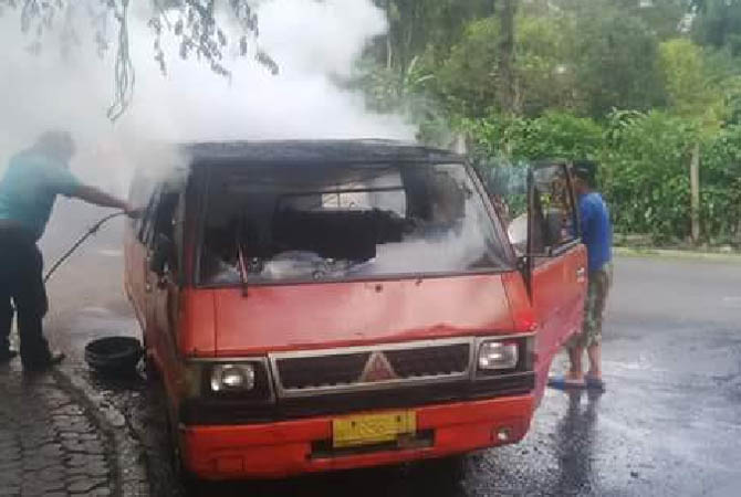 BERASAP: Angkot jurusan Pandaan0Prigen yang terbakar di Pesanggrahan, Prigen, Kamis (16/8) siang. (Polsek Prigen for Jawa Pos Radar Bromo)