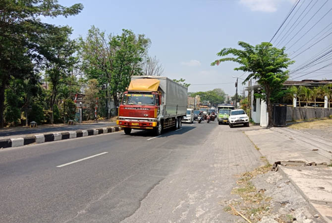 TKP: Ruas Jalan nasional di Desa Karangjati, tempat mobil pikap milik Machrus yang raib dicuri, Kamis (15/8) dini hari. (Rizal F Syatori/Jawa Pos Radar Bromo)