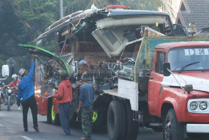 RINGSEK: Bus Pariwisata Adi Jaya yang mengalami kecelakaan di Jalan raya Nguling, Jumat (17/8) dini hari. Akibat insiden itu, sopir bus sempat terjepit. (M Zubaidillah/Jawa Pos Radar Bromo)