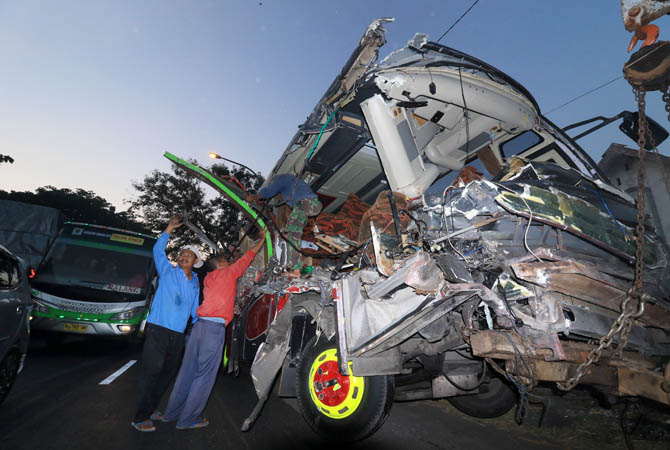 Kondisi bus yang terlibat kecelakaan dengan truk fuso di Jalan Raya Nguling, Pasuruan, Jumat (17/8) pagi, mengalami ringsek bagian samping depan.