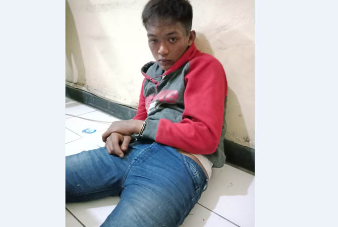 BENGKAK DI WAJAH : Tersangka Andrianto berada di Mapolsek Pandaan, setelah dimassa usai menjambret HP di simpang empat Pandaan. (Rizal F Syatori/Jawa Pos Radar Bromo)