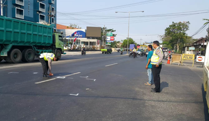 OLAH TKP: Petugas saat melakukan olah TKP Pajero ditabrak truk di Raci, Bangil. (Foto: Iwan Andrik/ Bangil)