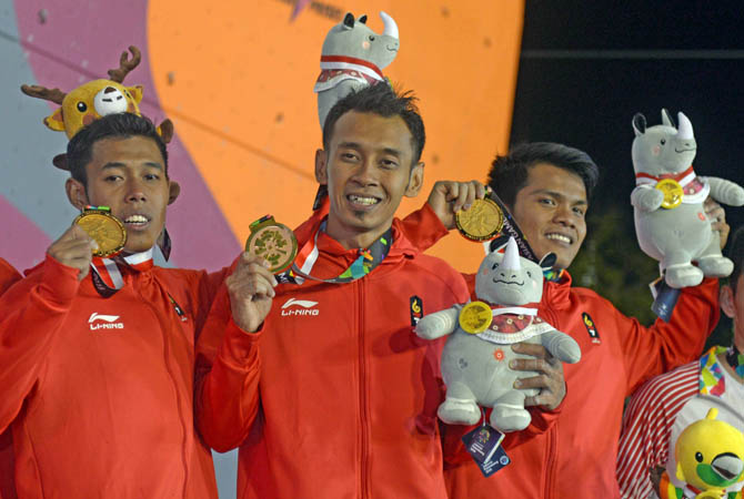 Tim putra panjat dinding Indonesia usai menerima medali emas di Palembang, Senin (27/8)...M HATTA/SUMATERA EKSPRES