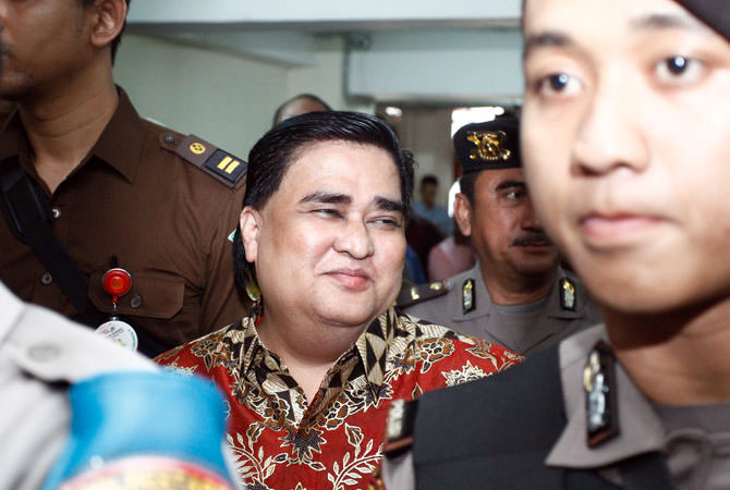 dimas Kanjeng (tengah) yang akan melakukan prosesi sidang dakwaan di pengadilan negeri surabaya.(1/8).akhmad rizal/jawa pos