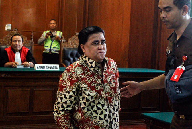 Dimas Kanjeng (dua dari kanan) seusai prosesi sidang dakwaan di pengadilan negeri surabaya.(1/8).akhmad rizal/jawa pos