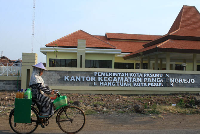 DAPAT CATATAN: Warga melintas di depan kantor Kecamatan Panggungrejo. Kantor ini mendapat sorotan lantaran pembelian lahannya terlalu mahal dari ketentuan harga. (M Zubaidillah/Jawa Pos Radar Bromo)