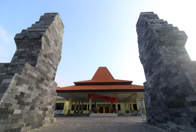 BERPOLEMIK: Kantor Kecamatan Panggungrejo yang baru selesai dibangun. Pengadaan tanah di kantor ini menjadi catatan LHP BPK karena terlalu mahal. (M ZUbaidillah/Jawa Pos Radar Bromo)