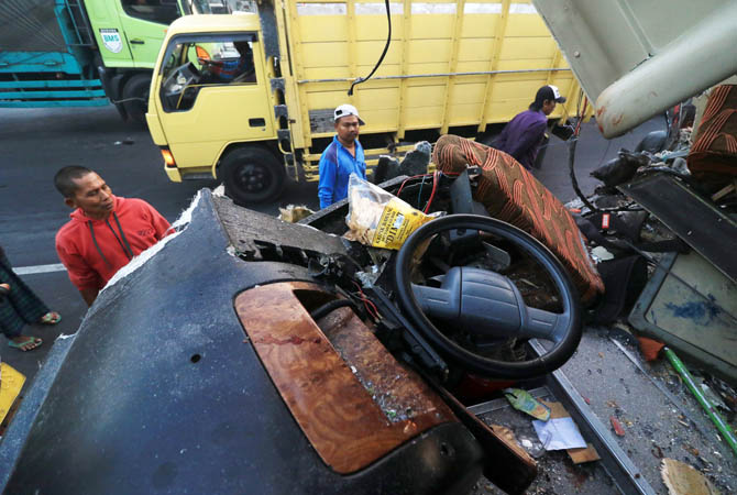 Kondisi bus yang terlibat kecelakaan dengan truk fuso di Jalan Raya Nguling, Pasuruan, Jumat (17/8) pagi, mengalami ringsek bagian samping depan.