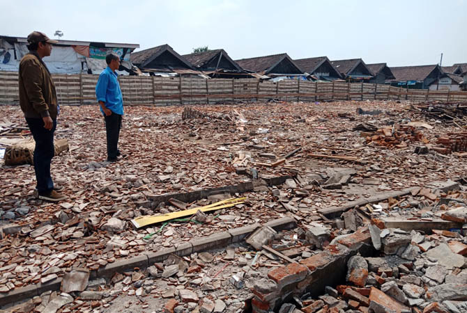SUDAH RATA: Lokasi kios dan los bangunan lama direvitaliasi tahun ini sudah rata dengan tanah di dalam Pasar Daerah Sukorejo sisi sebelah utara. (Rizal F Syatori/Jawa Pos Radar Bromo)