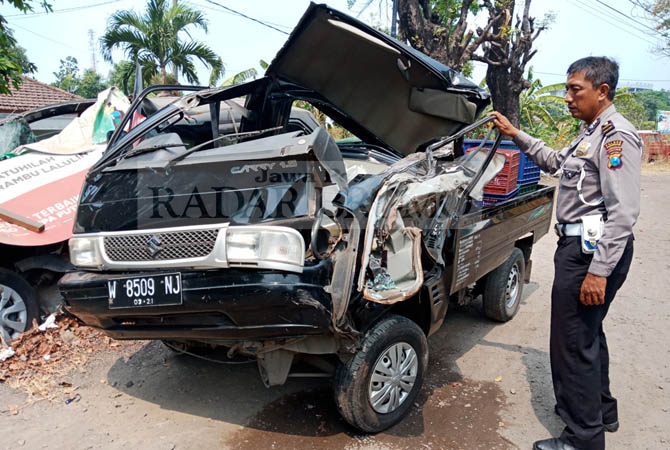 RINGSEK: Mobil pikap yang dikendarai Mukhlis usai menabrak tronton mogok di Desa Tawangrejo, Kecamatan Pandaan, Jumat (21/8) pagi. (Rizal F Syatori/Jawa Pos Radar Bromo)