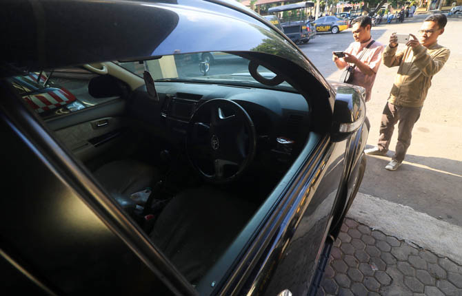 Barang bukti berupa mobil Toyota Fortuner berwarna hitam dengan nomor polisi N 1582 TB yang kaca samping sopir dipecah pelaku pencurian diamankan polisi di halaman Mako Polresta Pasuruan. Dari kejadian itu para pelaku berhasil menggondol uang tunai senila