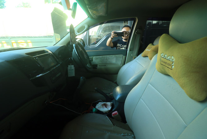 Barang bukti berupa mobil Toyota Fortuner berwarna hitam dengan nomor polisi N 1582 TB yang kaca samping sopir dipecah pelaku pencurian diamankan polisi di halaman Mako Polresta Pasuruan. Dari kejadian itu para pelaku berhasil menggondol uang tunai senila