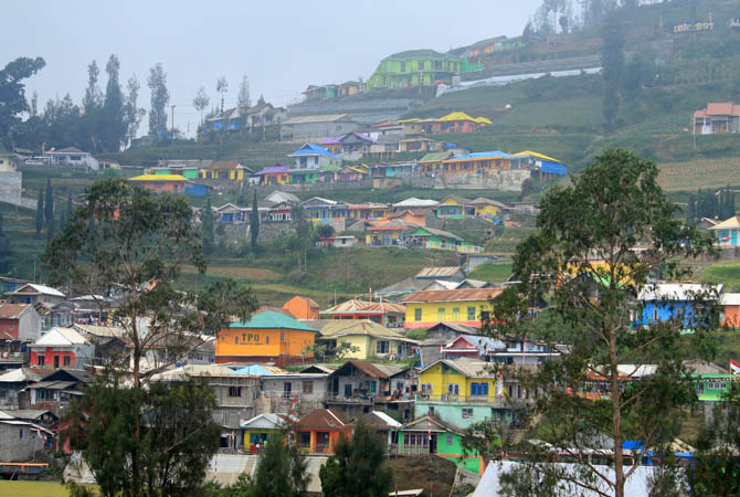 WARNA-WARNI: Sejumlah rumah yang bercat warna-warni, hasil dari Festival Wirakarya Kampung Kelir Pramuka 2018. (M Zubaidillah/Jawa Pos Radar Bromo)