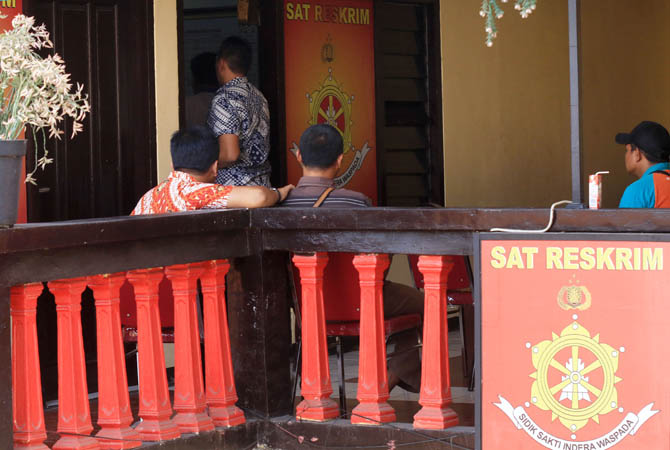 MARATON: Para saksi kasus dugaan korupsi PSSI sedang menunggu panggilan pemeriksaan di depan ruang Unit Tipikor Polresta Pasuruan, Jumat (14/9) siang. (M Zubaidillah/Jawa Pos Radr Bromo)