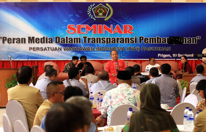 Imam Wahyudi dari Dewan Pers saat menjadi narasumber dalam kegiatan seminar bertajuk Peran Media Dalam Transparansi Pembangunan
