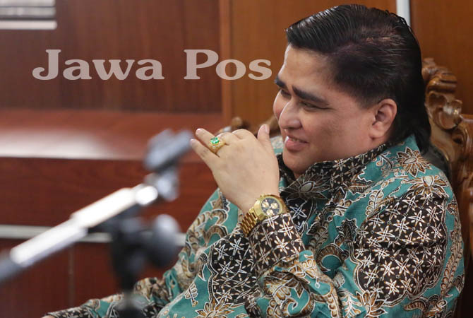 kanjeng dimas terlihat senyum saat mendengarkan kesaksian dari yuda sandi sebagai saksi yang meringankan kasusnya,saat menjalani sidang dengan agenda mendengarkan saksi di pengadilan negeri surabaya - galihcokro/jawapos