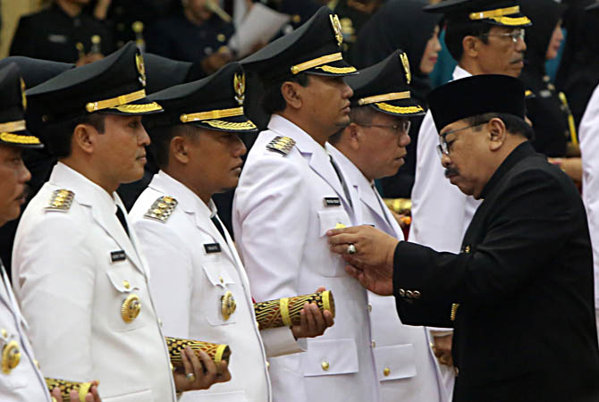 Dilantik-Pelantikan Bupati dan Wakil Bupati Pasuruan Irsyad yusuf dan Mujib Imron oleh Gubernur Jatim Soekarwo di Gedung Negara  Grahadi, Surabaya  kemarin(24/9/18). Dite Surendra/Jawa Pos
