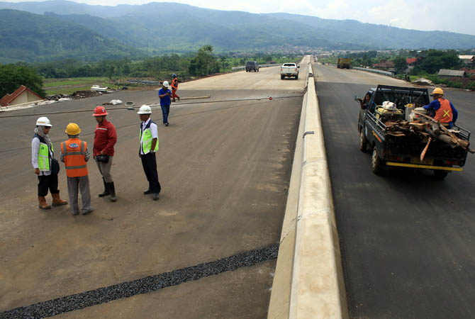 Tim gabungan dari pihak Jasa Marga dan pengawas proyek pengerjaan tol Pandaan-Malang saat melakukan survey kesiapan pengoperasian jalur fungsional Natal-Tahun Baru 2019, Kamis (20/12) siang.