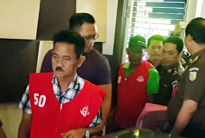 Mantan Ketua BPD Bulusari Bambang Nuryanto (depan) dan mantan Kades Bulusari Yudono (bertopi) semasa masih hidup saat menjalani proses hukumnya