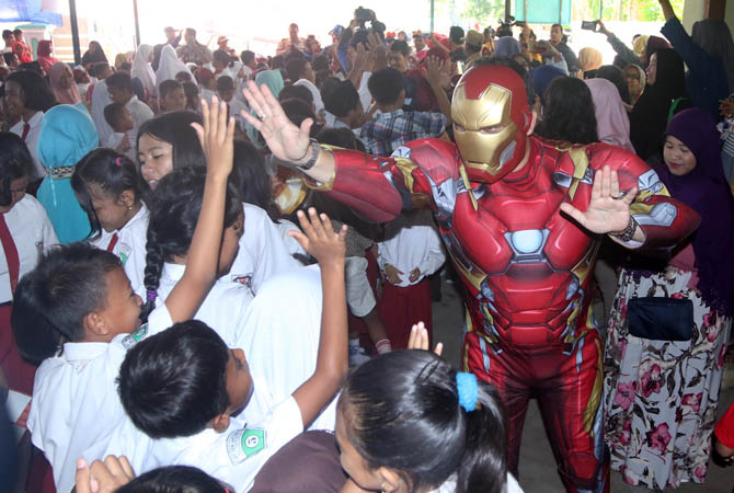 Para murid SDN Gentong sedang mengikuti trauma healing di hari pertama masuk sekolah pasca ambruknya sekolah mereka. Tampak Plt Walikota Raharto Teno Prasetyo bersama para kadis Pemkot Pasuruan menghibur murid-murid dengan bercostum superhero di halaman k